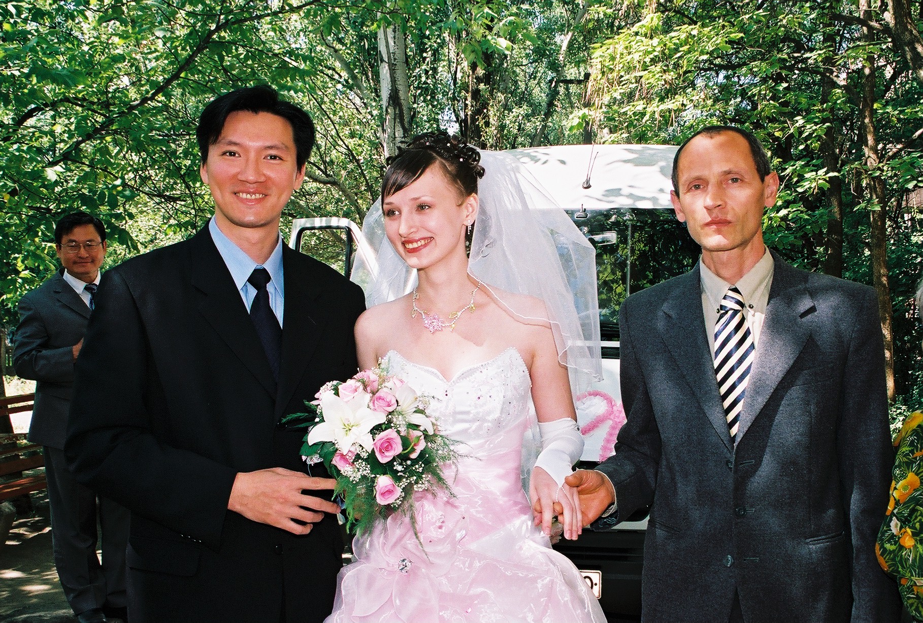 Dasha偕夫婿在婚禮上與父親合影（2007年）